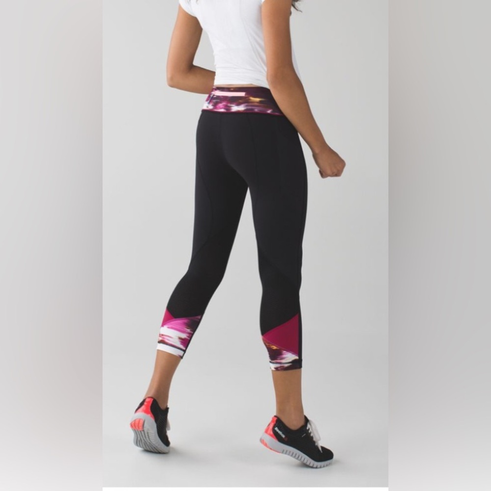 14. Lululemon Pace Rival Crop 22” Black Pigment Wind Berry Rumble Multi sz4